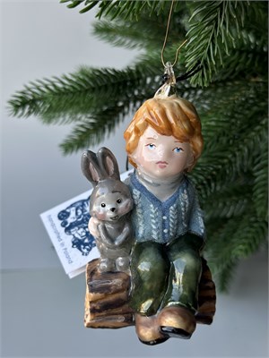 Мальчик с зайцем на бревне 2958