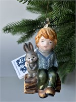 Мальчик с зайцем на бревне 2958